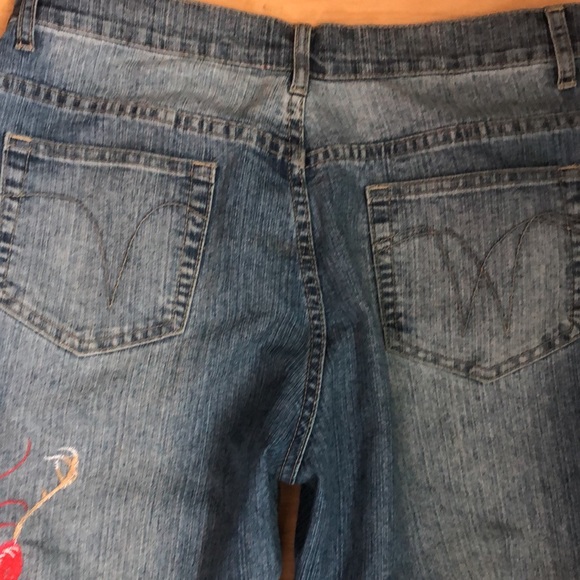Azita embroidered cropped jean size 6. - Picture 6 of 11